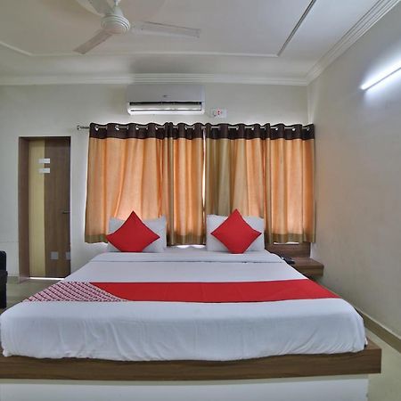 Oyo 41929 Hotel Loyal Residency Jamnagar Bagian luar foto