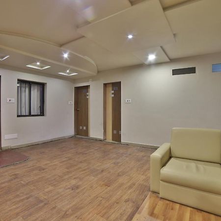 Oyo 41929 Hotel Loyal Residency Jamnagar Bagian luar foto