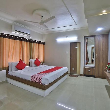 Oyo 41929 Hotel Loyal Residency Jamnagar Bagian luar foto