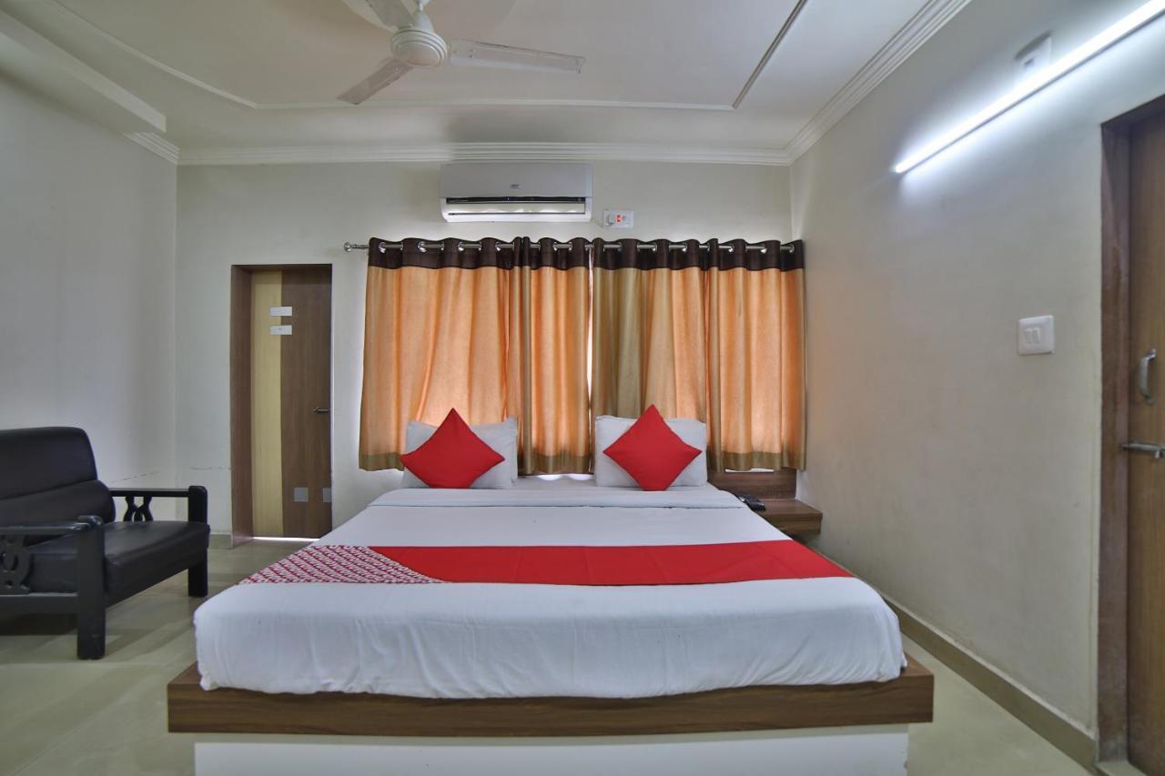 Oyo 41929 Hotel Loyal Residency Jamnagar Bagian luar foto