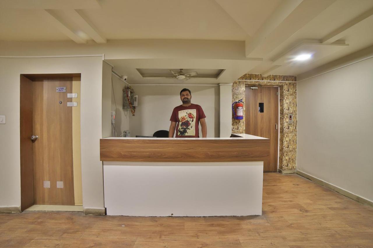 Oyo 41929 Hotel Loyal Residency Jamnagar Bagian luar foto