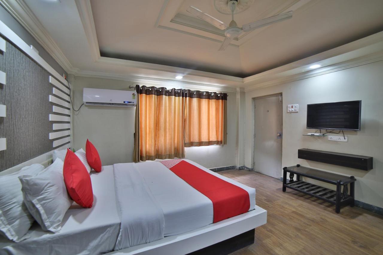 Oyo 41929 Hotel Loyal Residency Jamnagar Bagian luar foto
