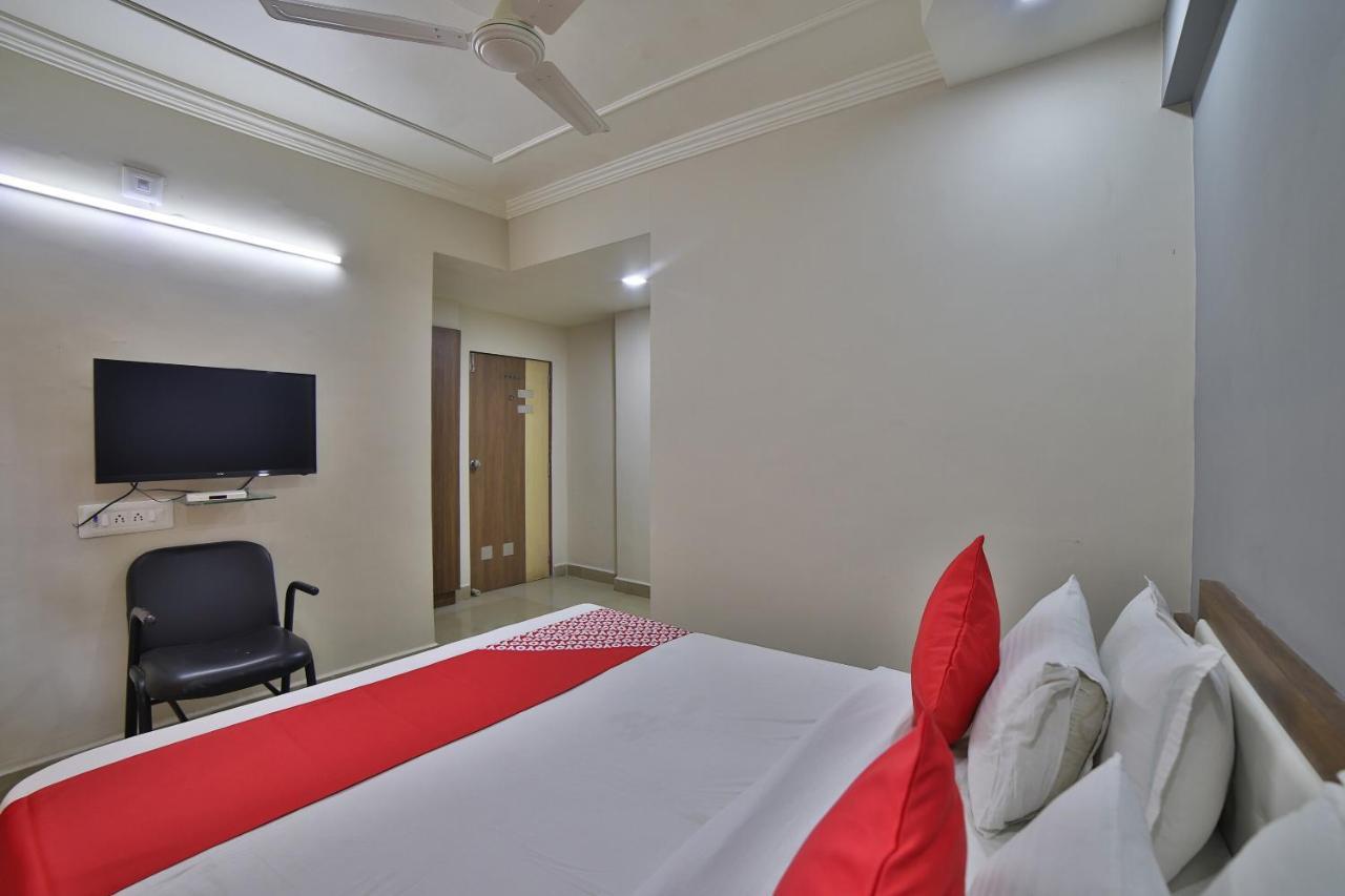 Oyo 41929 Hotel Loyal Residency Jamnagar Bagian luar foto