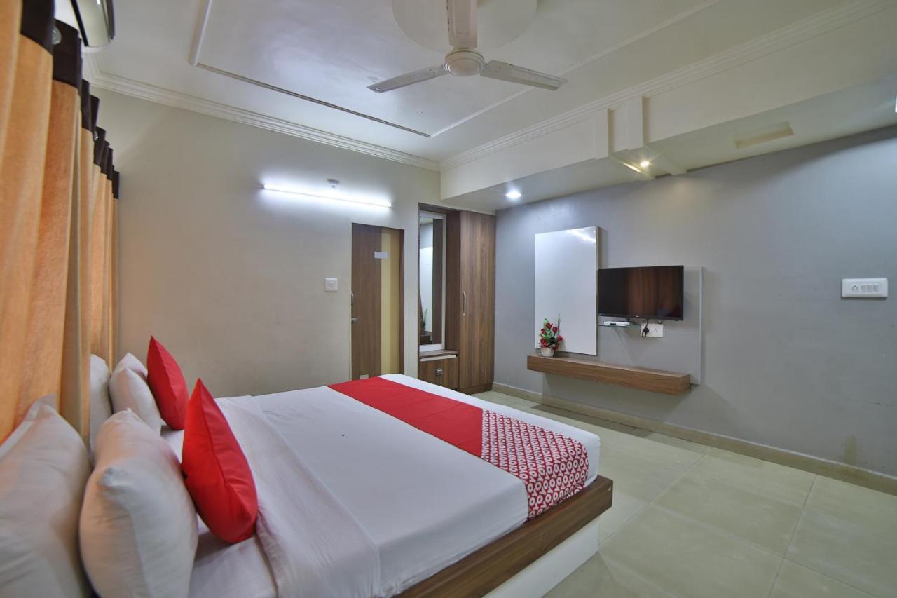 Oyo 41929 Hotel Loyal Residency Jamnagar Bagian luar foto