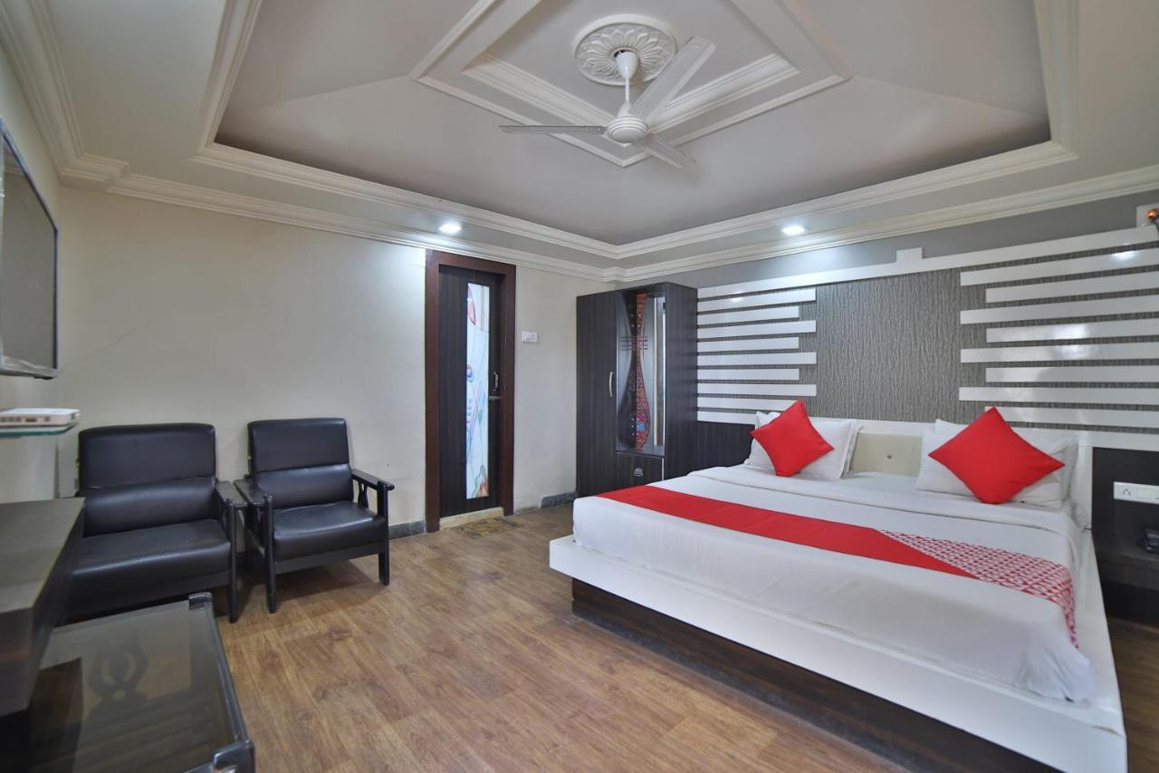 Oyo 41929 Hotel Loyal Residency Jamnagar Bagian luar foto