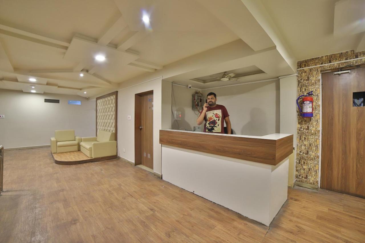 Oyo 41929 Hotel Loyal Residency Jamnagar Bagian luar foto