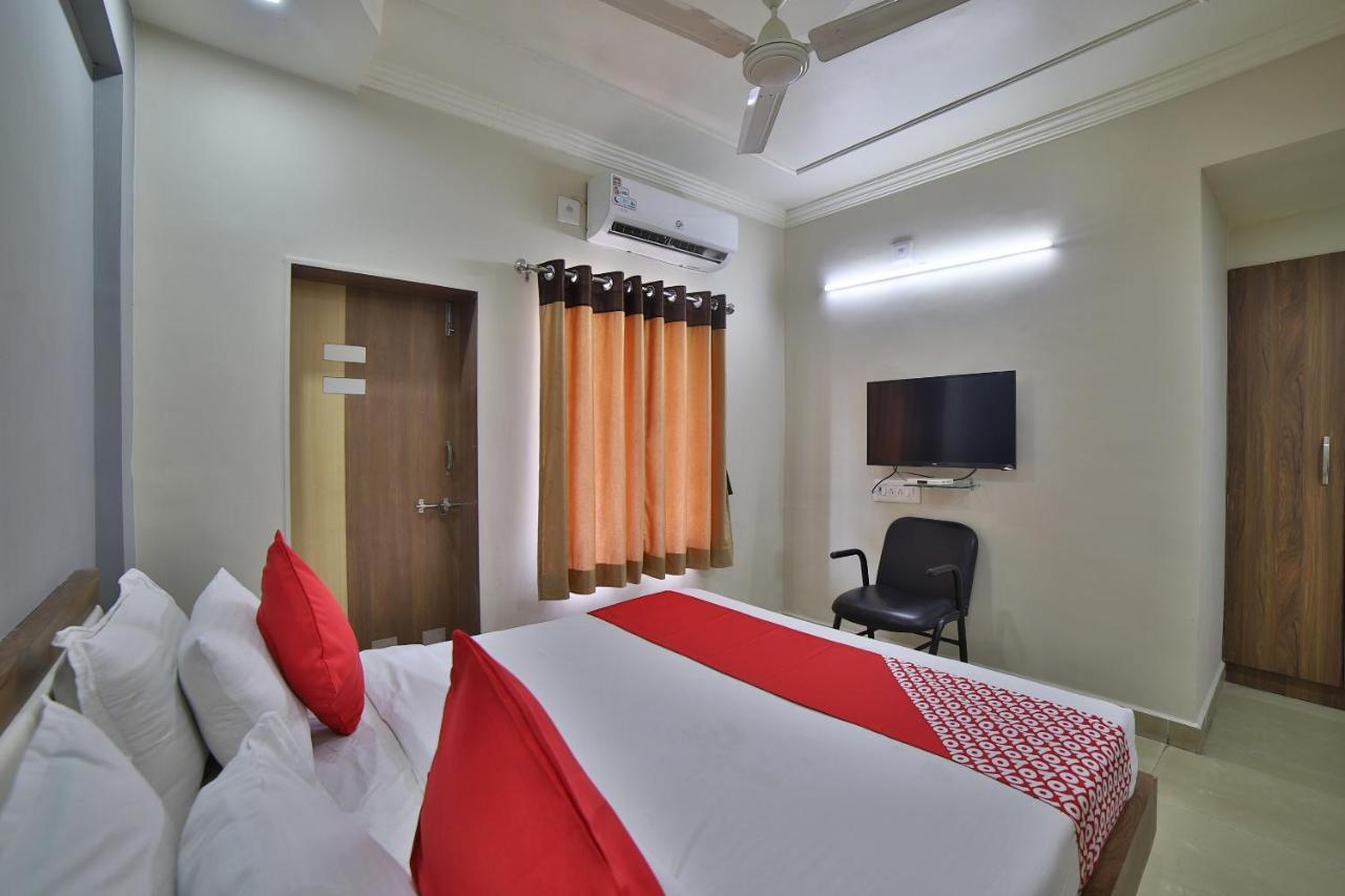 Oyo 41929 Hotel Loyal Residency Jamnagar Bagian luar foto