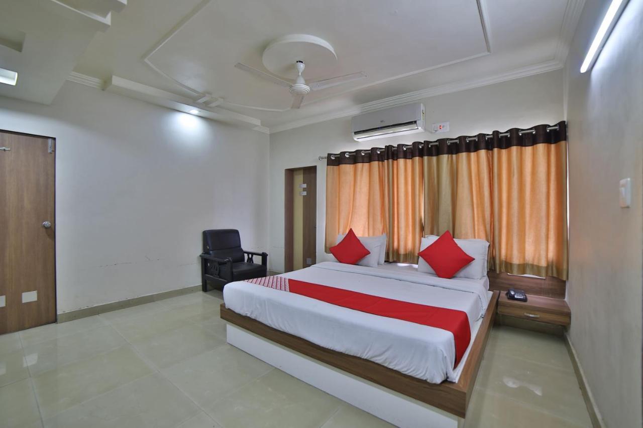 Oyo 41929 Hotel Loyal Residency Jamnagar Bagian luar foto