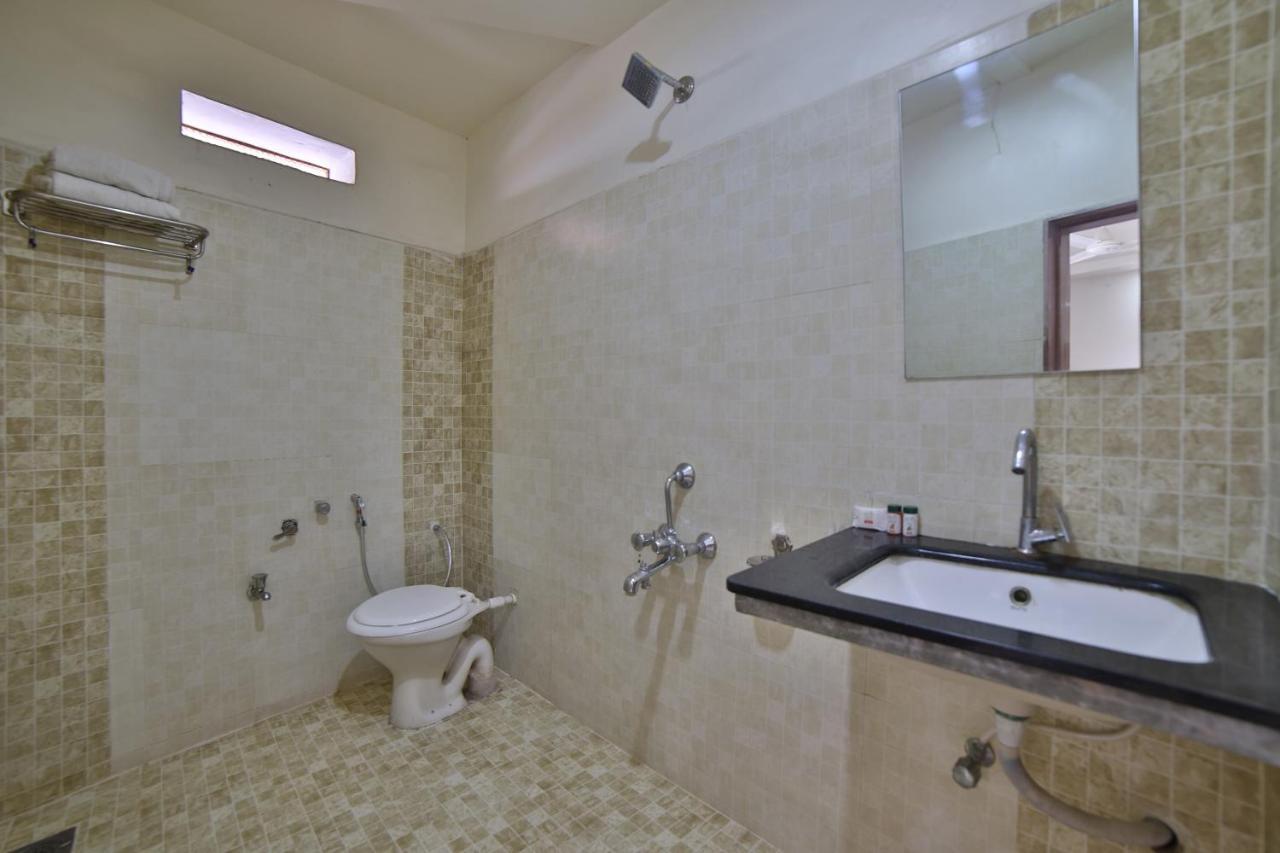 Oyo 41929 Hotel Loyal Residency Jamnagar Bagian luar foto