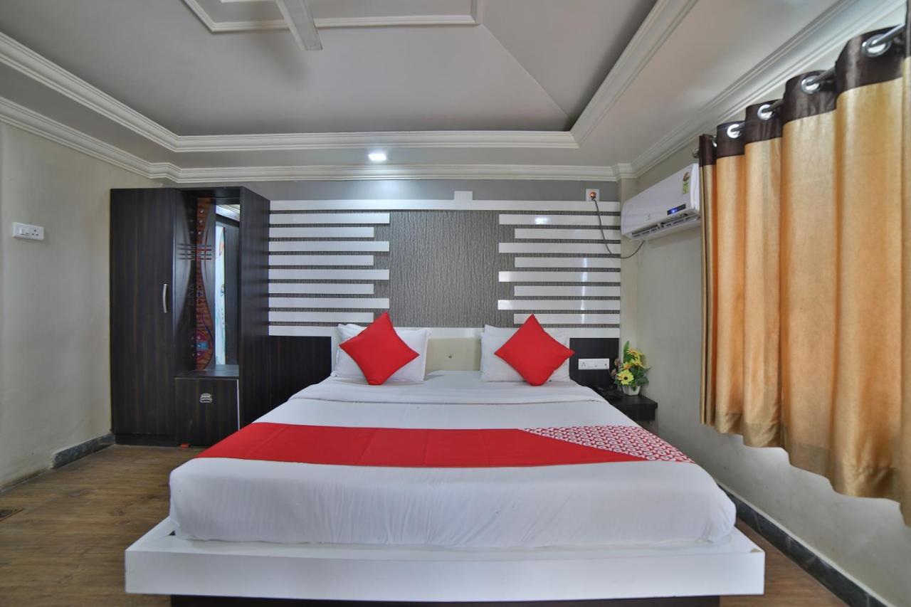 Oyo 41929 Hotel Loyal Residency Jamnagar Bagian luar foto