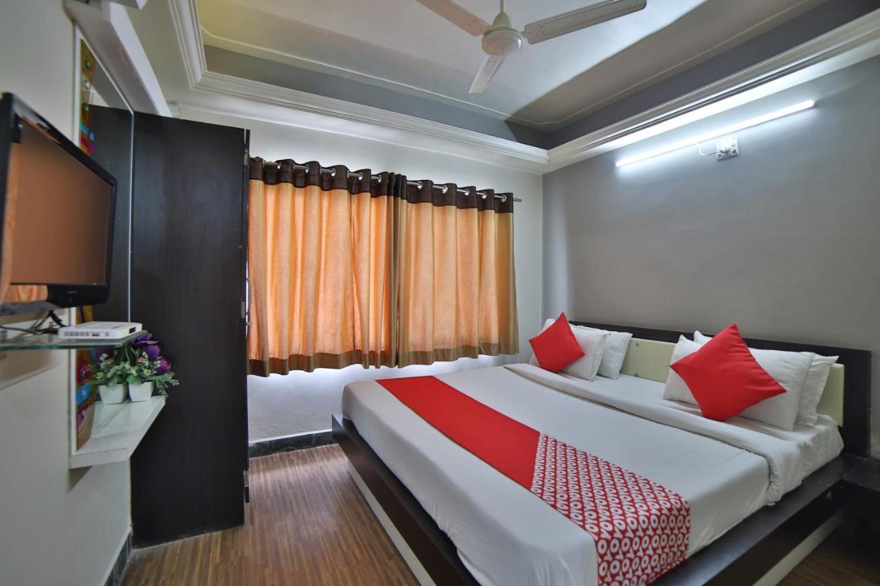 Oyo 41929 Hotel Loyal Residency Jamnagar Bagian luar foto