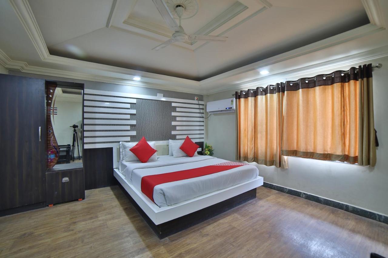 Oyo 41929 Hotel Loyal Residency Jamnagar Bagian luar foto
